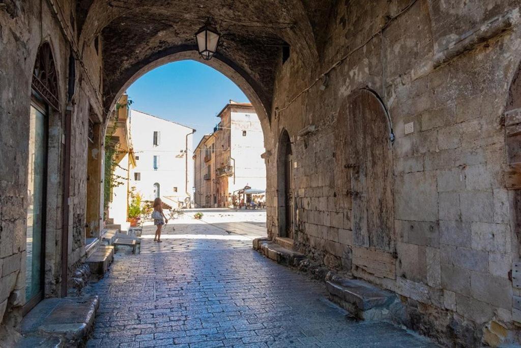 Luxury Suite - Teatro Romano - Duomo - Centro Storico Wi-Fi Terracina Buitenkant foto